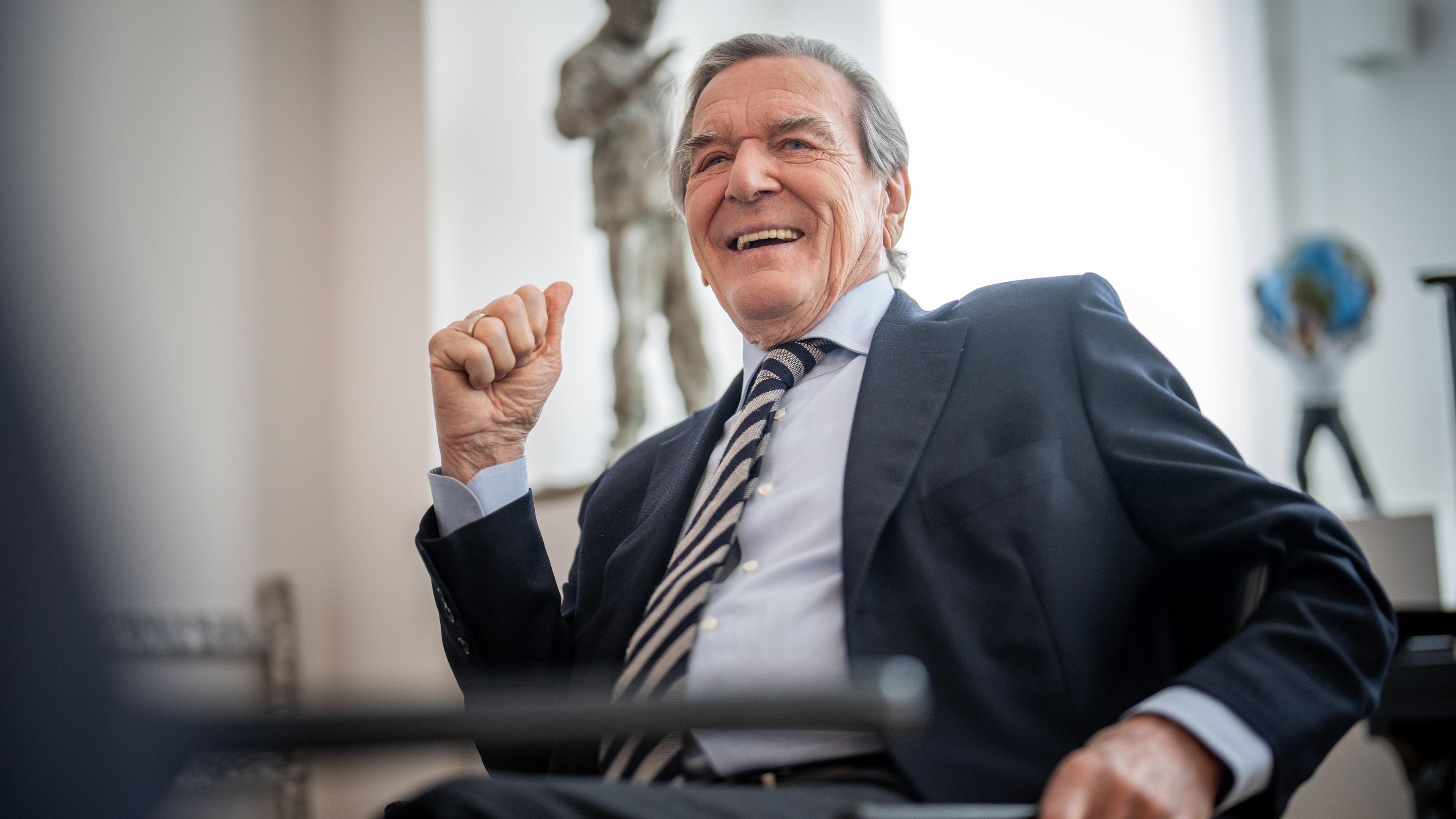 Gerhard Schröder (SPD), Bundeskanzler von 1998 bis 2005, aufgenommen in seiner Kanzlei.