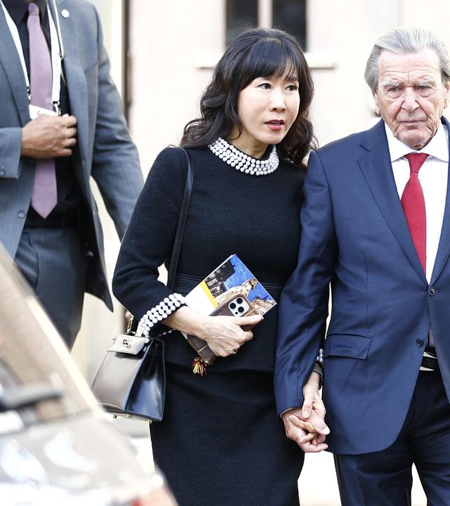 Archiv: So-yeon Schröder-Kim und Ex-Bundeskanzler Gerhard Schröder gehen nach dem Festakt zum Tag der Deutschen Einheit aus dem Konzerthaus "Die Glocke".