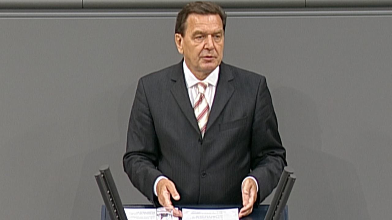 Gerhard Schröder bei seiner Rede im Bundestag.
