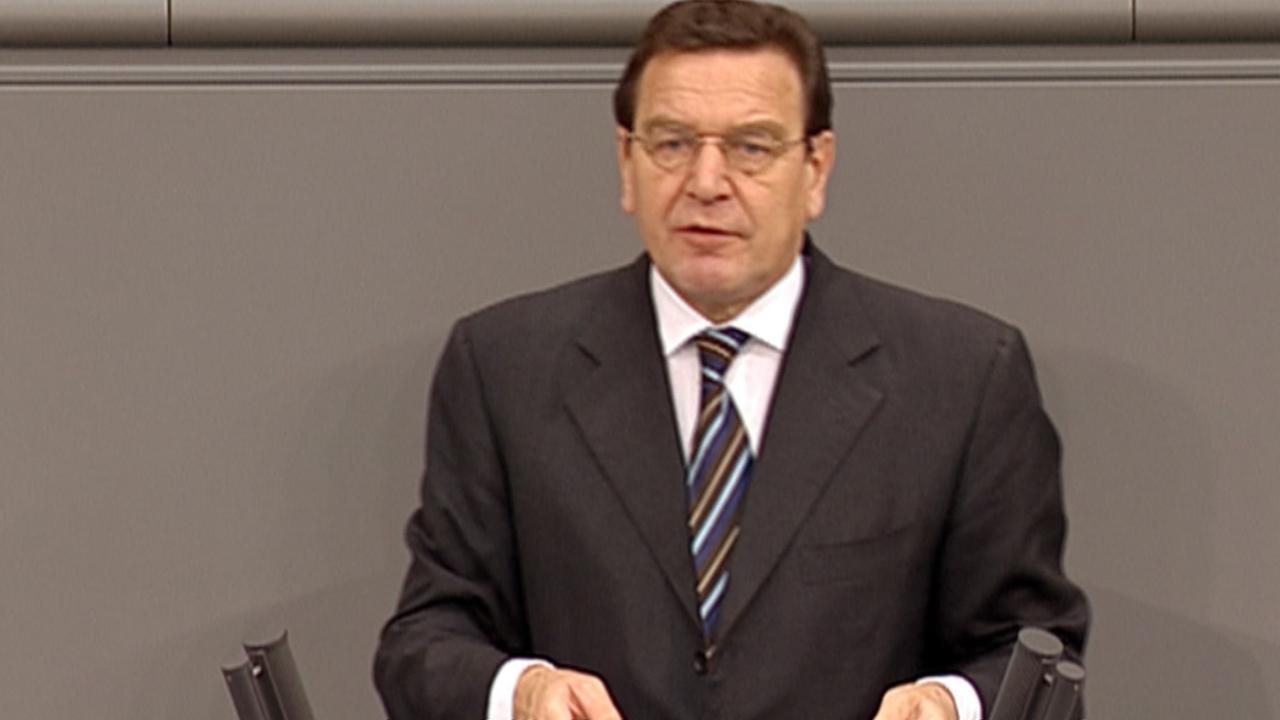 Gerhard Schröder bei seiner Rede im Bundestag.