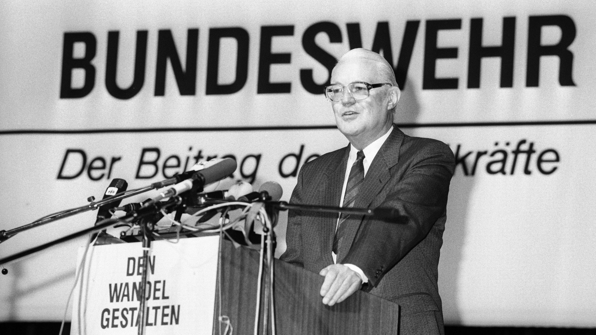 Verteidigungsminister Gerhard Stoltenberg (1990)