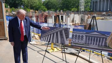Präsident der USA, spricht neben Darstellungen des geplanten Ballsaals an der Baustelle vor dem Weißen Haus.
