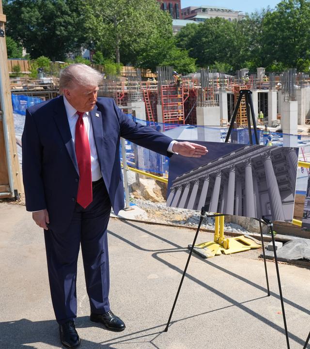 Präsident der USA, spricht neben Darstellungen des geplanten Ballsaals an der Baustelle vor dem Weißen Haus.