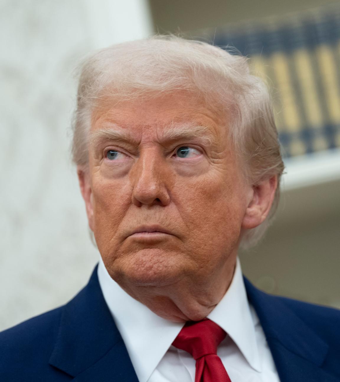 US-Präsident Donald J. Trump nimmt am Mittwoch, den 28. Mai 2025, an einer Vereidigungszeremonie für die Fox News-Moderatorin Jeanine Pirro als kommissarische US-Staatsanwältin für den District of Columbia im Oval Office des Weißen Hauses in Washington, D.C., USA, teil.
