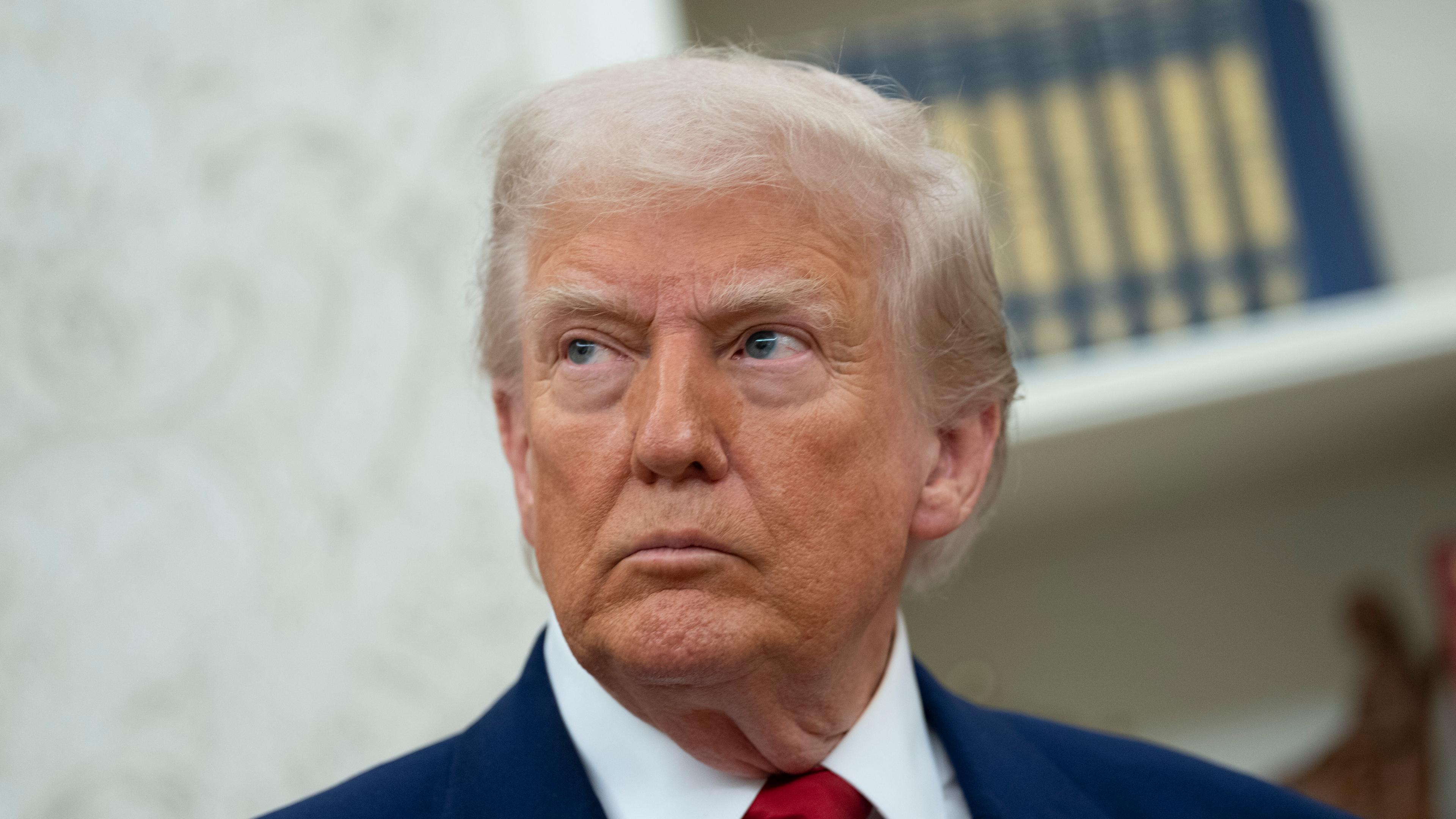 US-Präsident Donald J. Trump nimmt am Mittwoch, den 28. Mai 2025, an einer Vereidigungszeremonie für die Fox News-Moderatorin Jeanine Pirro als kommissarische US-Staatsanwältin für den District of Columbia im Oval Office des Weißen Hauses in Washington, D.C., USA, teil.