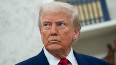 US-Präsident Donald J. Trump nimmt am Mittwoch, den 28. Mai 2025, an einer Vereidigungszeremonie für die Fox News-Moderatorin Jeanine Pirro als kommissarische US-Staatsanwältin für den District of Columbia im Oval Office des Weißen Hauses in Washington, D.C., USA, teil.