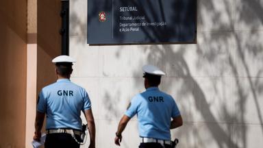 Beamte der portugiesischen Nationalen Republikanischen Garde gehen am Gerichtsgebäude von Setúbal vorbei, wo eine Französin und ihr Partner, die im Verdacht stehen zwei Kinder ausgesetzt zu haben, am 22.05.2026 vor Gericht erscheinen sollen.