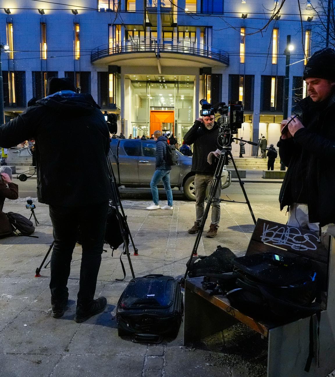 Presse steht vor dem Gericht vor dem ersten Tag des Prozesses gegen Marius Borg Høiby, der in Saal 250 des Osloer Gerichtsgebäudes stattfindet.