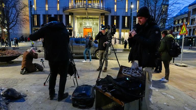 Presse steht vor dem Gericht vor dem ersten Tag des Prozesses gegen Marius Borg Høiby, der in Saal 250 des Osloer Gerichtsgebäudes stattfindet.