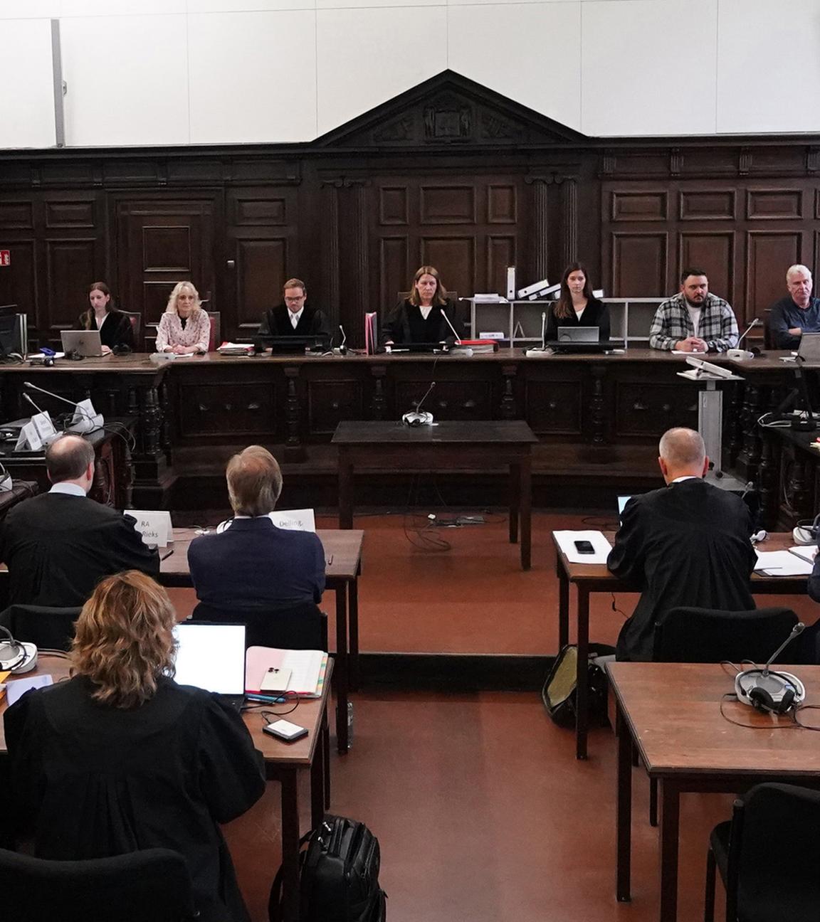  Die Prozessbeteiligten sitzen im Gerichtssaal im Prozess wegen mutmaßlicher Kindesentführung im Landgericht Hamburg am 28.08.2025