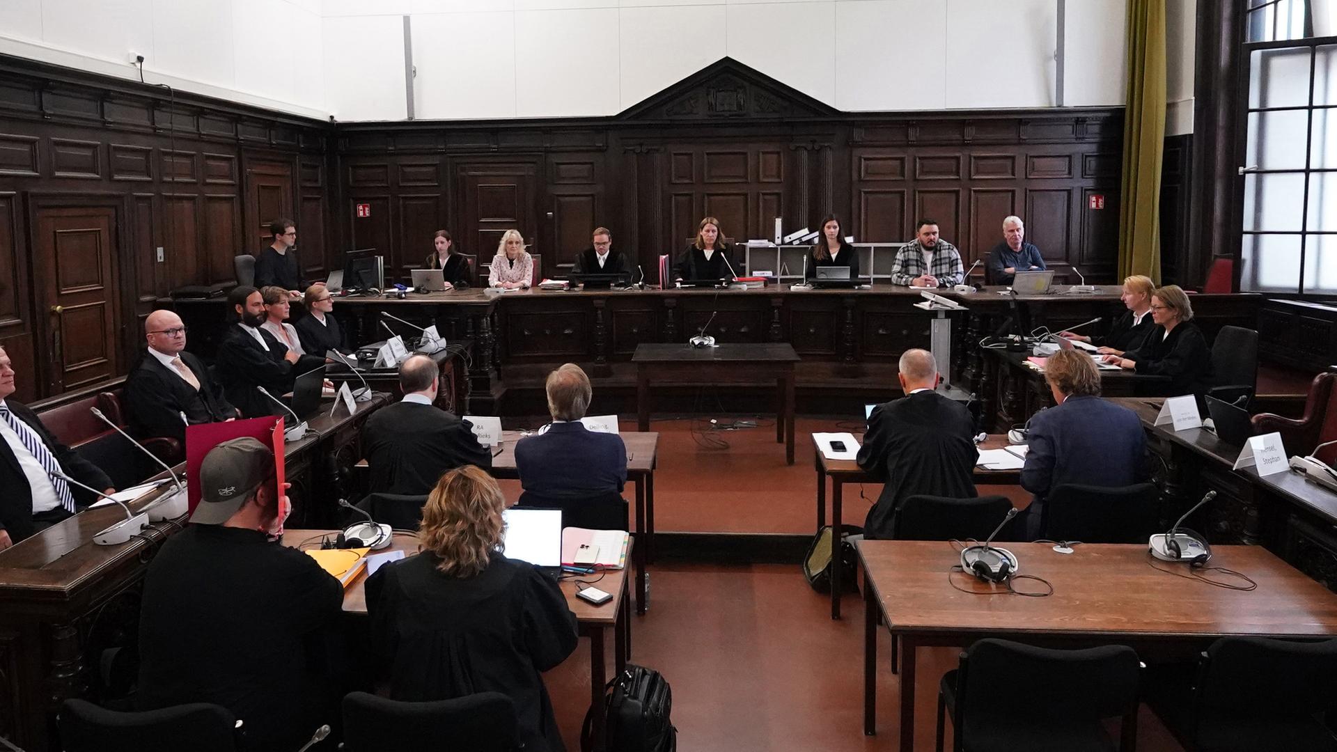  Die Prozessbeteiligten sitzen im Gerichtssaal im Prozess wegen mutmaßlicher Kindesentführung im Landgericht Hamburg am 28.08.2025