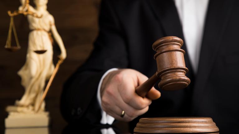 Richter mit Richterhammer