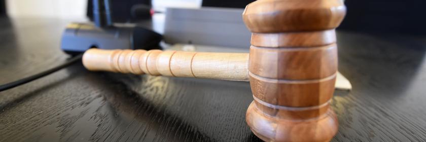 Richterhammer im Gericht