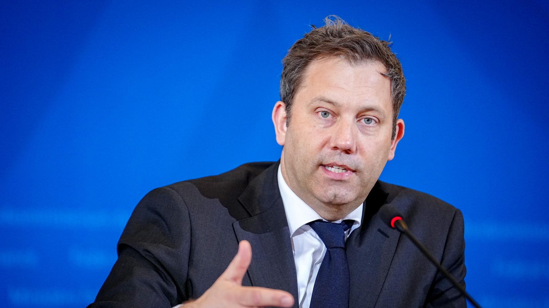 Klingbeil gestikuliert im Anzug bei Pressekonferenz