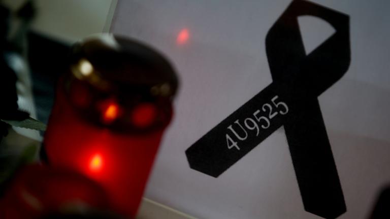 Kerze und Trauerschleife mit Nummer Germanwings-Flug 9525