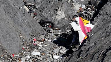 Trümmerteile sind nach dem Absturz des Germanwings-Flugzeugs zu sehen. (Archiv)