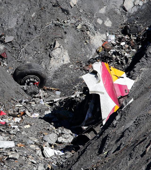 Trümmerteile sind nach dem Absturz des Germanwings-Flugzeugs zu sehen. (Archiv)