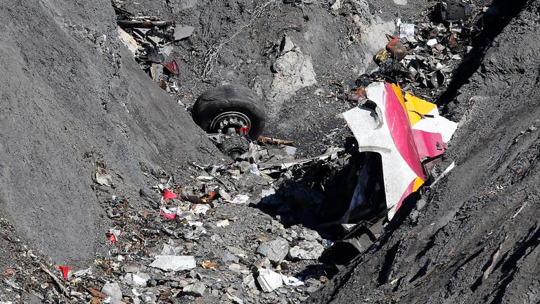 Trümmerteile sind nach dem Absturz des Germanwings-Flugzeugs zu sehen. (Archiv)