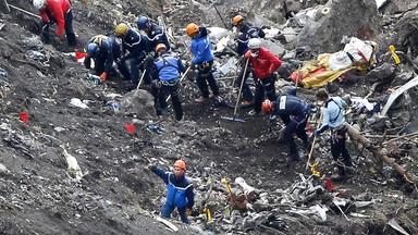 Rettungskraefte bergen Opfer nach dem Flugzeugabsturz in den franzoesischen Alpen.
