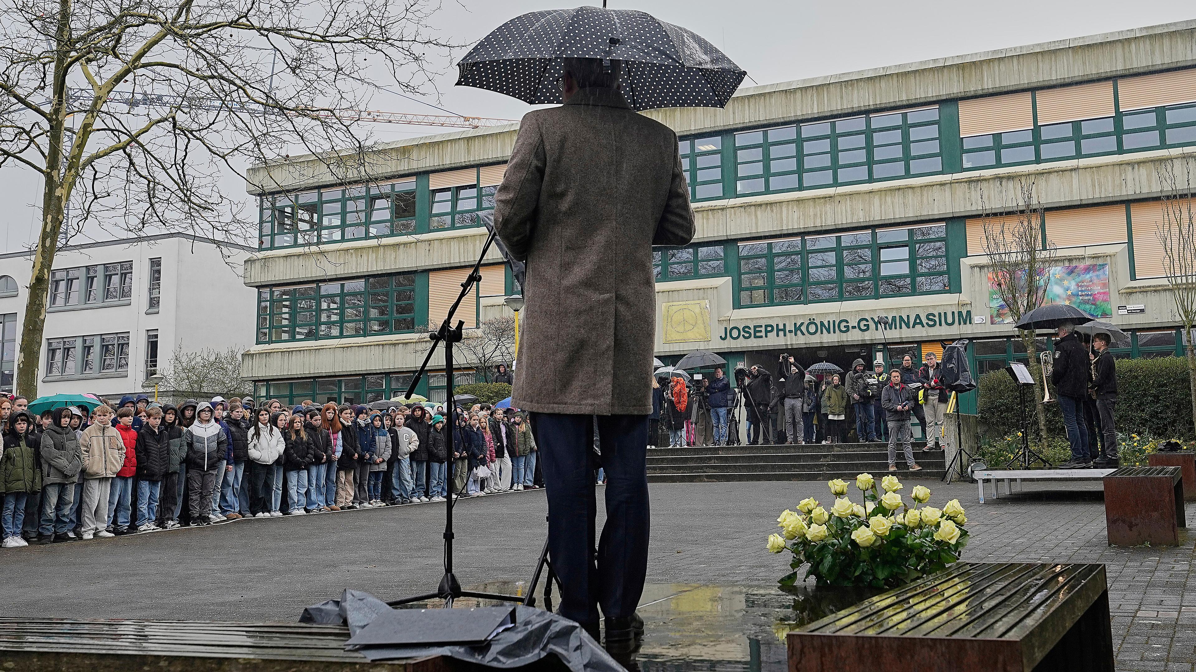 er Schulleiter spricht zu den Schülern während einer Gedenkzeremonie auf dem Schulhof des Joseph-Koenig-Gymnasiums in Haltern am See am 24.03.2025
