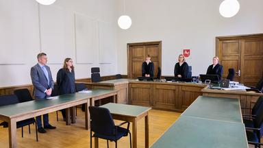 Niedersachsen, Braunschweig: Anke Siegfried (2.v.r.), Vorsitzende Richterin, steht mit zwei weiteren Richterinnen der Kammer sowie einem Vertreter des Luftfahrtbundesamtes (l) und der Rechtsanwältin Rebecca Hans als Vertreterin für die Bundesrepublik Deutschland in einem Gerichtssaal im Landgericht Braunschweig. 