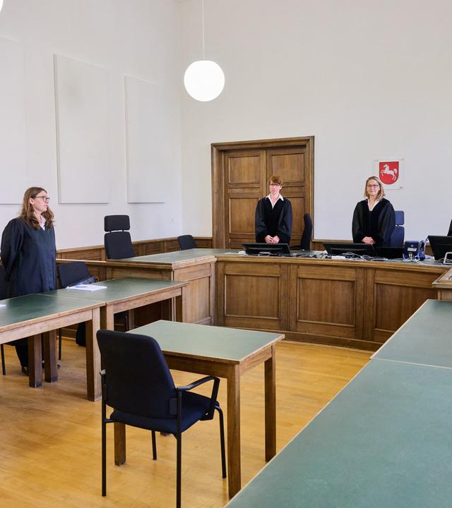 Niedersachsen, Braunschweig: Anke Siegfried (2.v.r.), Vorsitzende Richterin, steht mit zwei weiteren Richterinnen der Kammer sowie einem Vertreter des Luftfahrtbundesamtes (l) und der Rechtsanwältin Rebecca Hans als Vertreterin für die Bundesrepublik Deutschland in einem Gerichtssaal im Landgericht Braunschweig. 