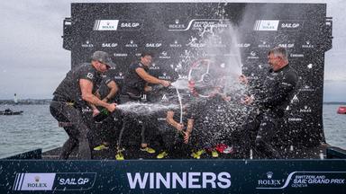 Archiv: Das feiernde Germany SailGP Team zu sehen, das im vergangenen Jahr auf dem Genfersee erstmals in seiner Teamgeschichte ein Event gewinnen konnte.