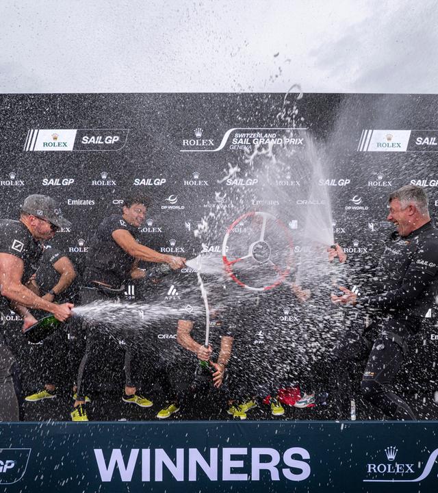 Archiv: Das feiernde Germany SailGP Team zu sehen, das im vergangenen Jahr auf dem Genfersee erstmals in seiner Teamgeschichte ein Event gewinnen konnte.