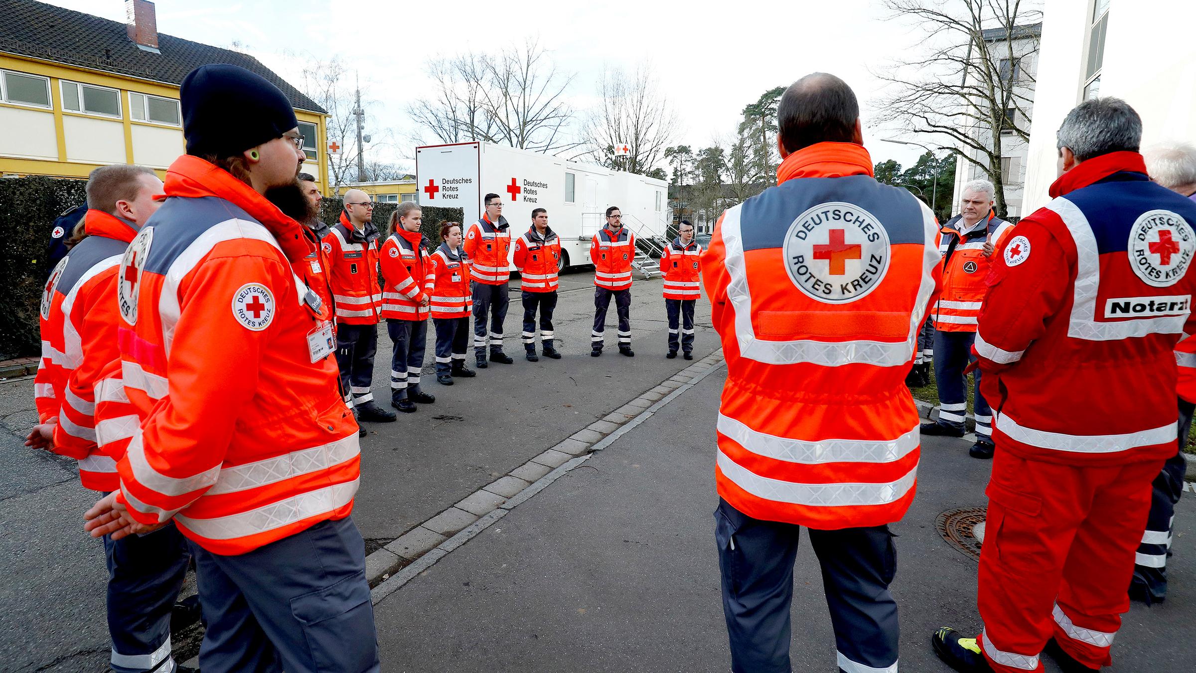Rotkreuz-Helfer stehen in der Kaserne in Germersheim bereit