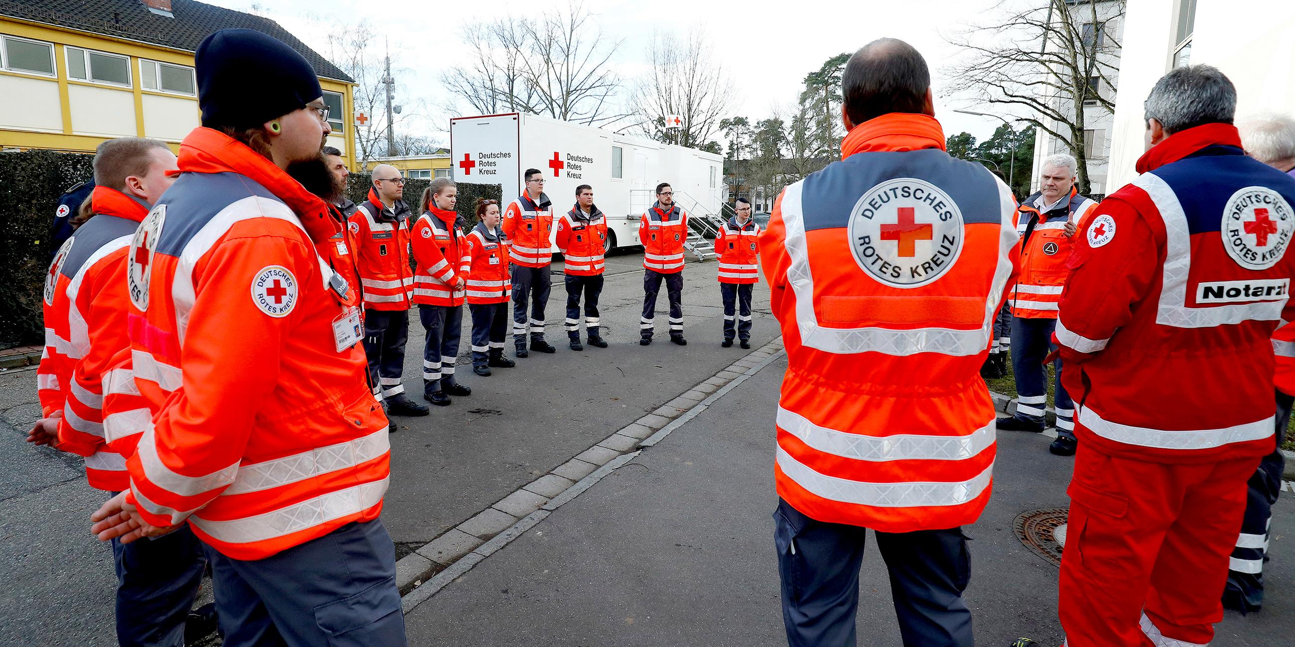 Rotkreuz-Helfer stehen in der Kaserne in Germersheim bereit