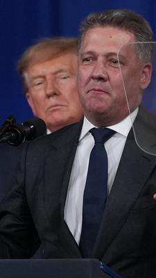 Präsident Donald Trump hört zu, während Gernot Döllner, CEO der Audi AG, bei einer Wahlkampfveranstaltung in den Guardian Centers of Georgia spricht. 