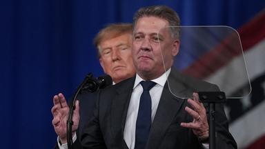 Präsident Donald Trump hört zu, während Gernot Döllner, CEO der Audi AG, bei einer Wahlkampfveranstaltung in den Guardian Centers of Georgia spricht. 