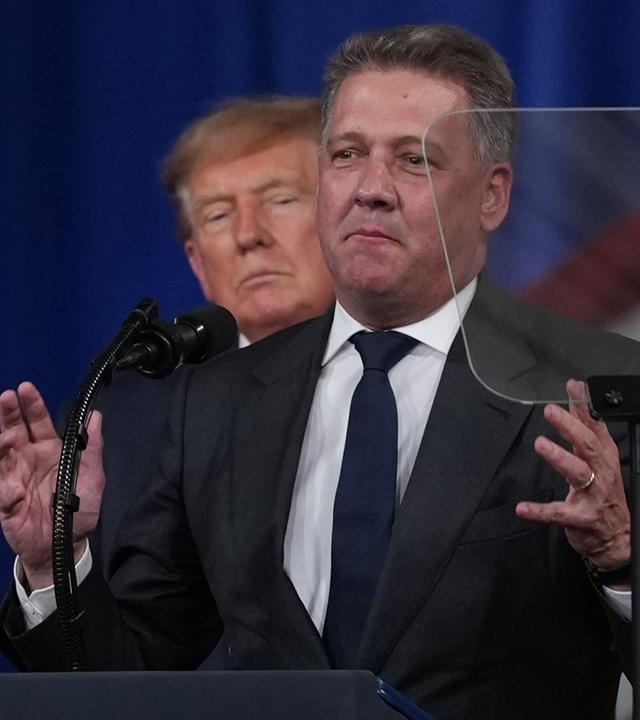 Präsident Donald Trump hört zu, während Gernot Döllner, CEO der Audi AG, bei einer Wahlkampfveranstaltung in den Guardian Centers of Georgia spricht. 