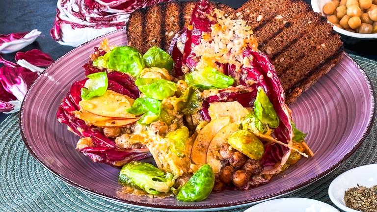 Gerösteter Rosenkohlsalat mit Kichererbsen und Tahini-Dressing
