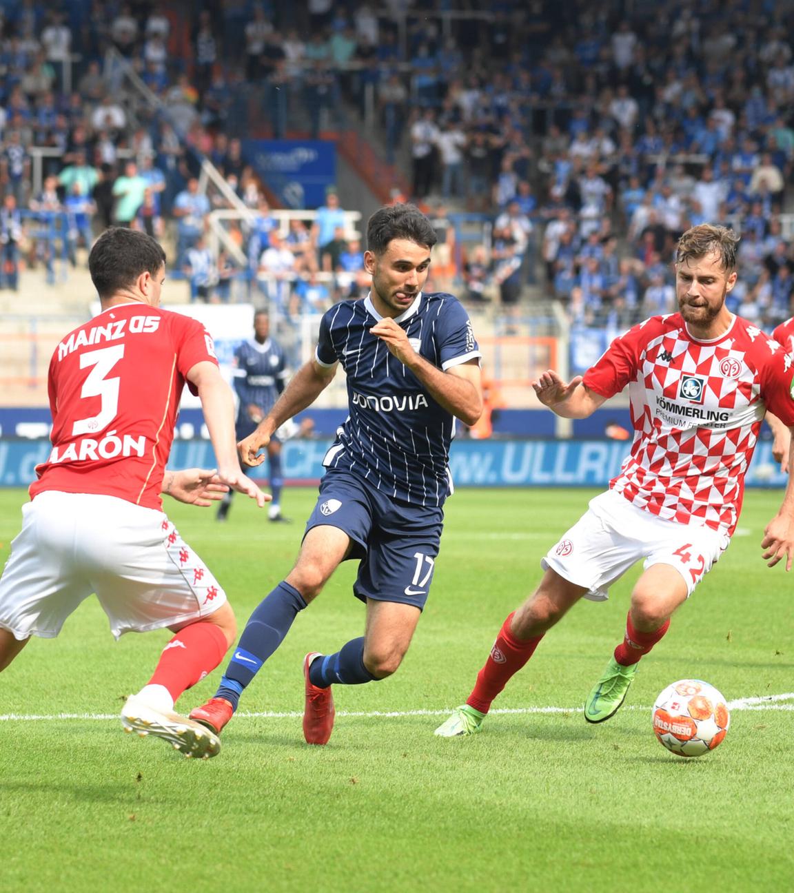 Gerrit Holtmann VfL Bochum plays around the Mainz defense