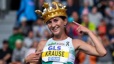 Leichtathletikerin Gesa Felicitas Krause trägt eine aufblasbare Krone am 26.07.2026 bei der Deutschen Meisterschaft im Lohrheidestadion in Bochum.
