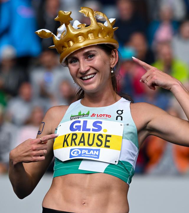 Leichtathletikerin Gesa Felicitas Krause trägt eine aufblasbare Krone am 26.07.2026 bei der Deutschen Meisterschaft im Lohrheidestadion in Bochum.