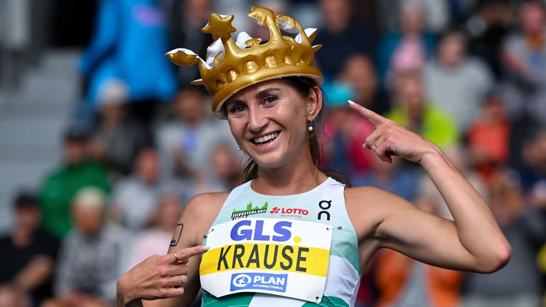 Leichtathletikerin Gesa Felicitas Krause trägt eine aufblasbare Krone am 26.07.2026 bei der Deutschen Meisterschaft im Lohrheidestadion in Bochum.