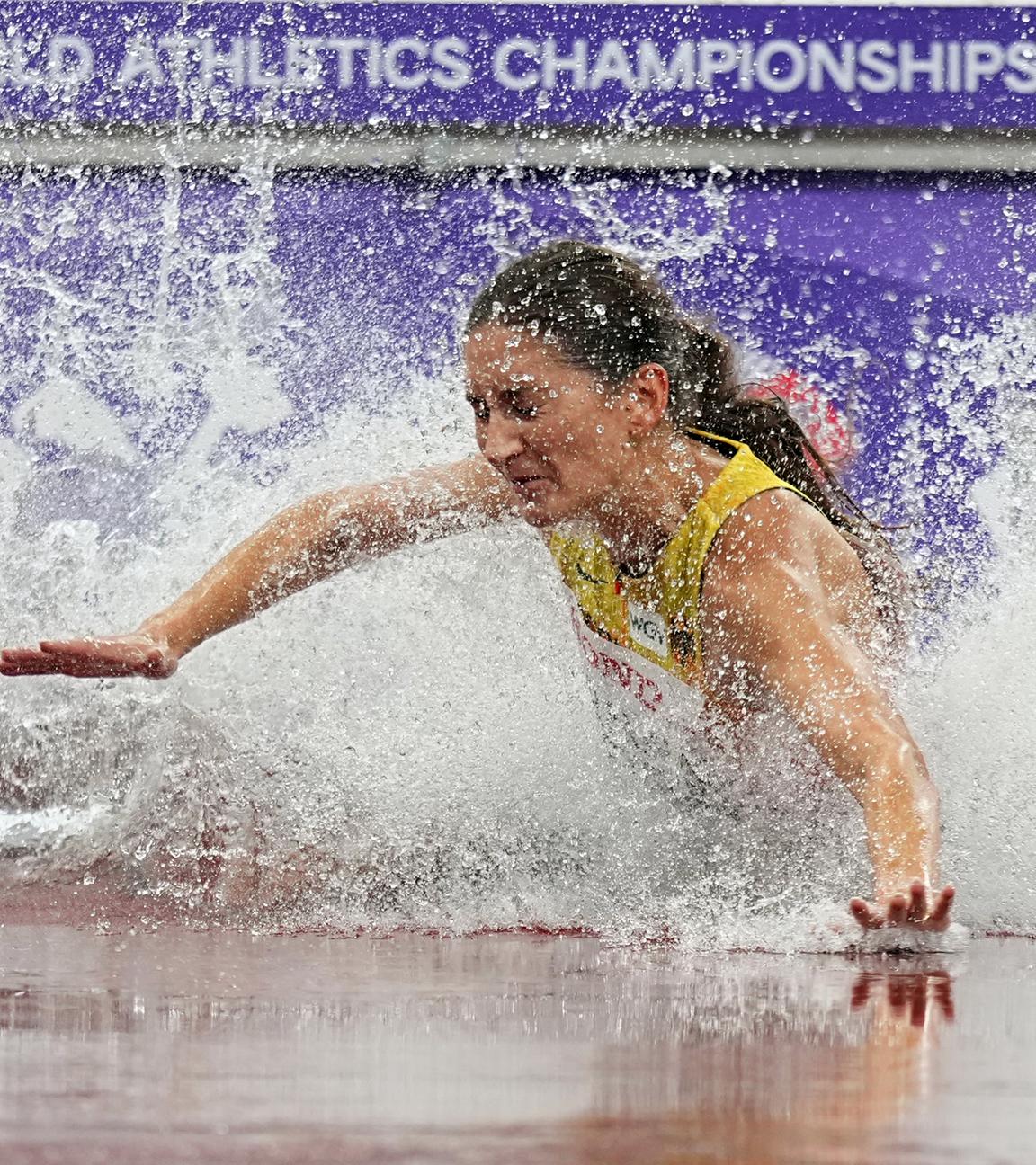 Gesa Krause stürzt im Finale über 3.000-Meter Hindernis bei der Leichtathletik-WM in Tokio.