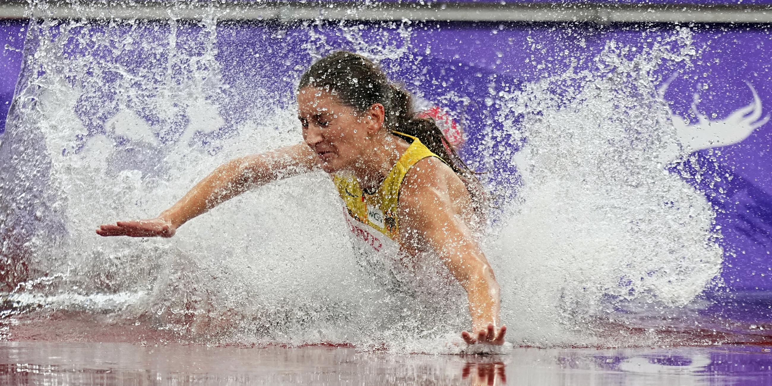 Gesa Krause stürzt im Finale über 3.000-Meter Hindernis bei der Leichtathletik-WM in Tokio.