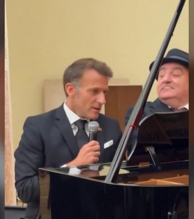 Der französische Präsident Emmanuel Macron grüßt, begleitet vom armenischen Premierminister Nikol Paschinjan, die Menge nach einem Konzert, bevor er Gjumri am 5. Mai 2026 verlässt.