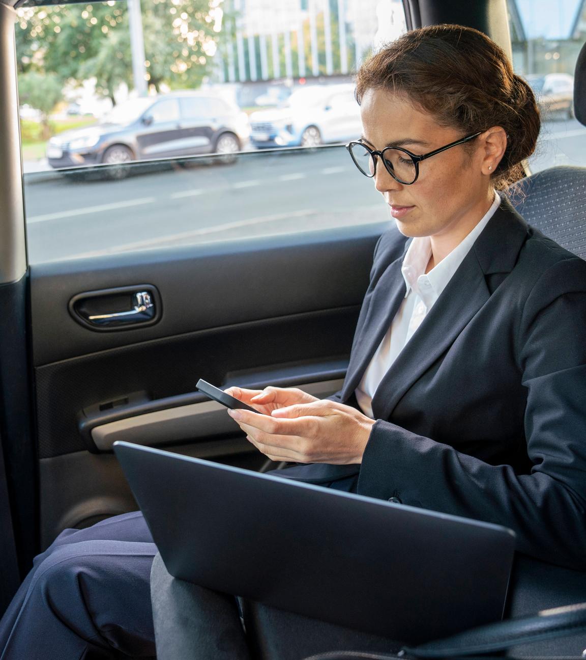 Geschäftsfrau arbeitet im Auto