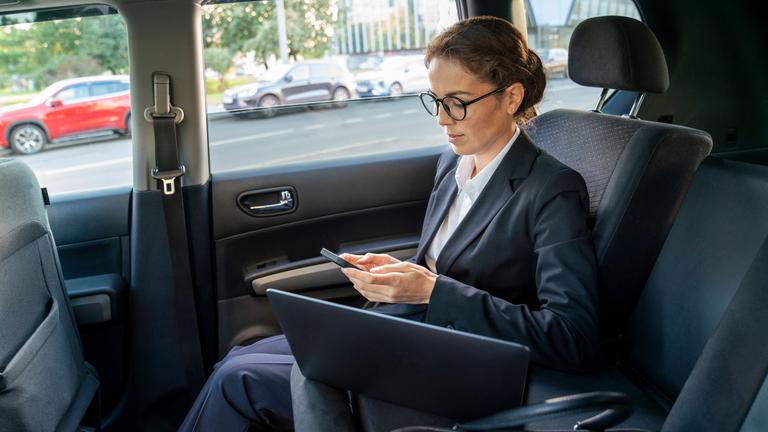 Geschäftsfrau arbeitet im Auto