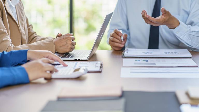 Symbolbild: Geschäftsleute bei einem Meeting