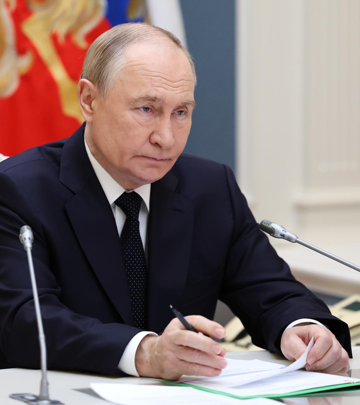 Dieses von der staatlichen russischen Nachrichtenagentur Sputnik über AP zur Verfügung gestellte Foto zeigt wie der russische Präsident Wladimir Putin eine Übung der strategischen Nuklearstreitkräfte per Videokonferenz aus dem präsidialen Lagezentrum im Kreml leitet.