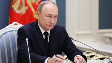 Dieses von der staatlichen russischen Nachrichtenagentur Sputnik über AP zur Verfügung gestellte Foto zeigt wie der russische Präsident Wladimir Putin eine Übung der strategischen Nuklearstreitkräfte per Videokonferenz aus dem präsidialen Lagezentrum im Kreml leitet.