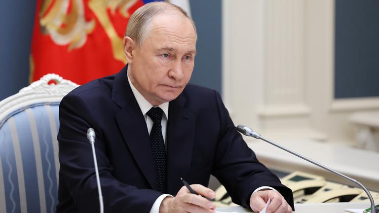 Dieses von der staatlichen russischen Nachrichtenagentur Sputnik über AP zur Verfügung gestellte Foto zeigt wie der russische Präsident Wladimir Putin eine Übung der strategischen Nuklearstreitkräfte per Videokonferenz aus dem präsidialen Lagezentrum im Kreml leitet.