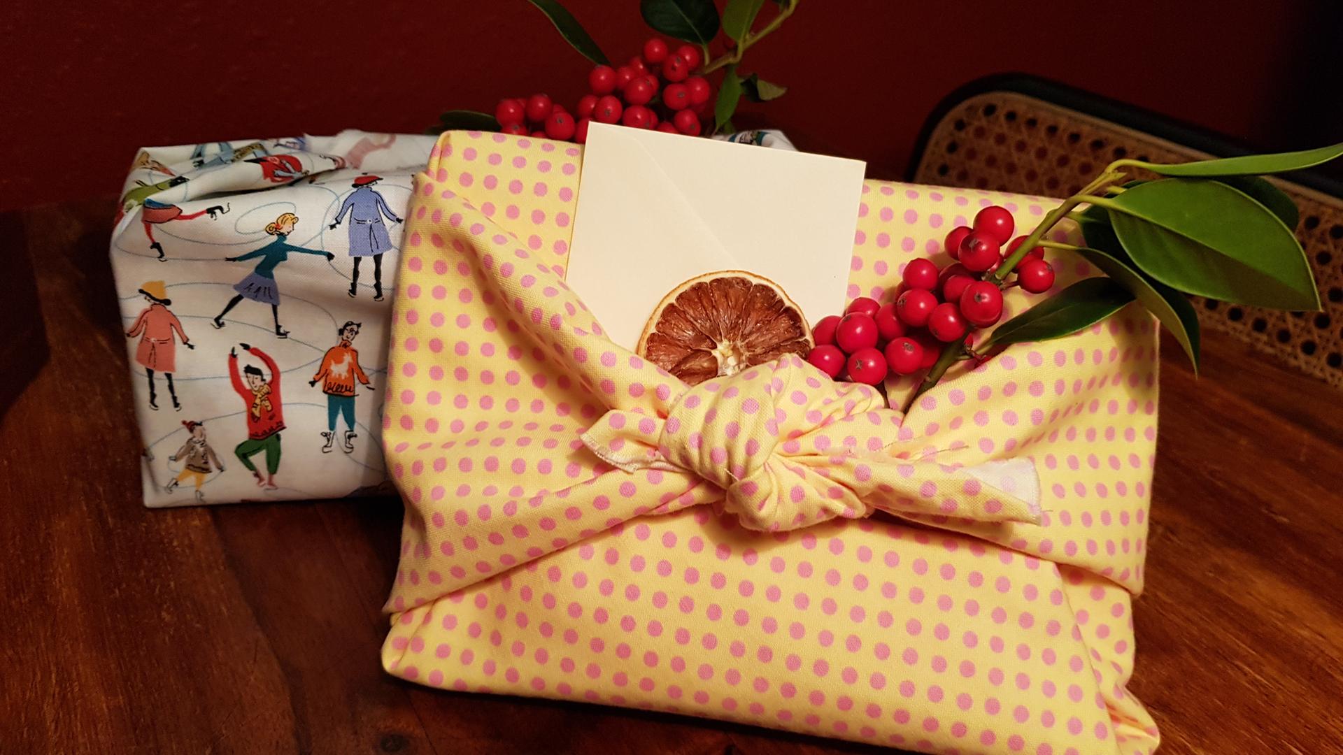 Geschenke verpacken mit Stoff