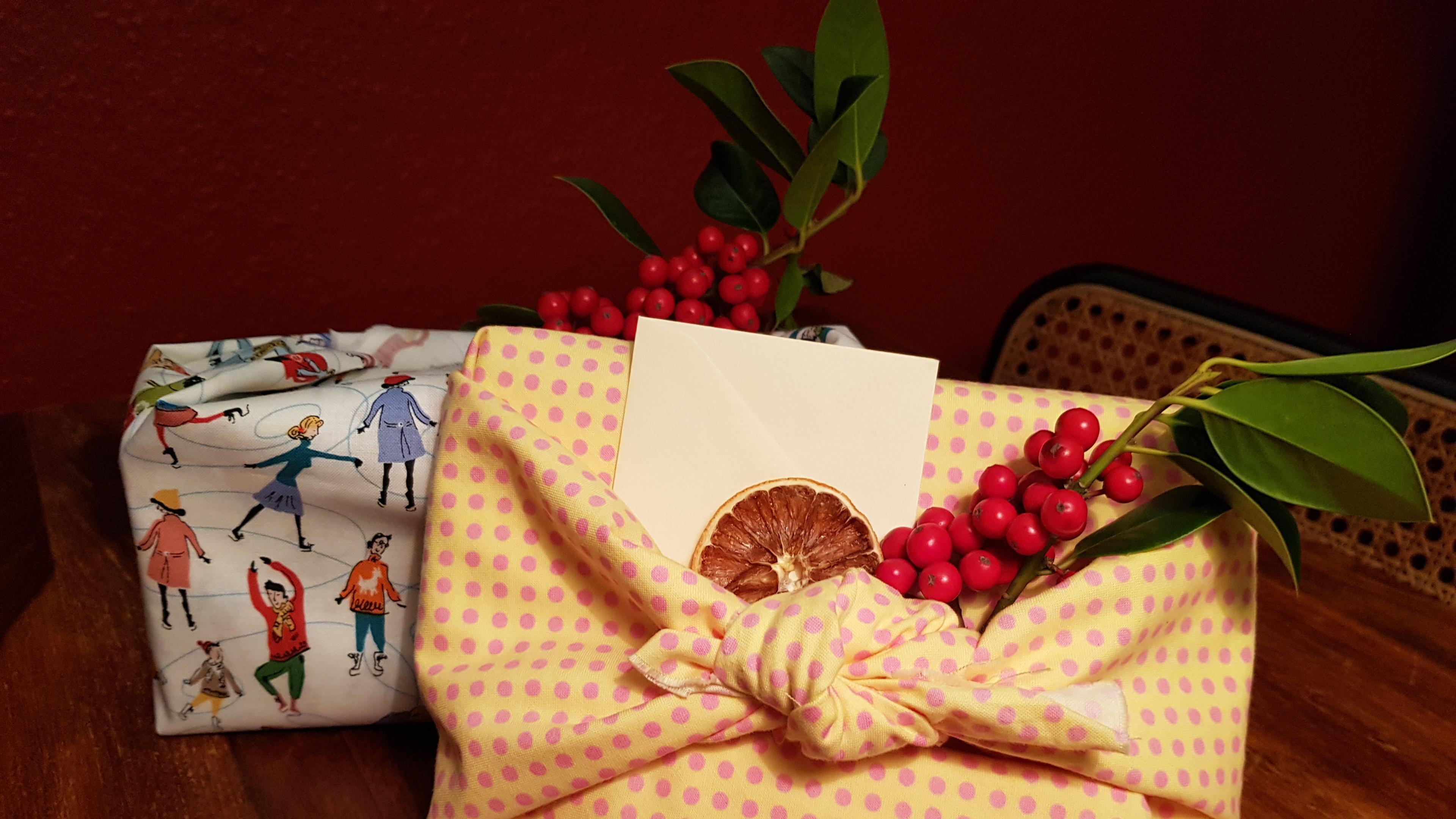 Geschenke verpacken mit Stoff