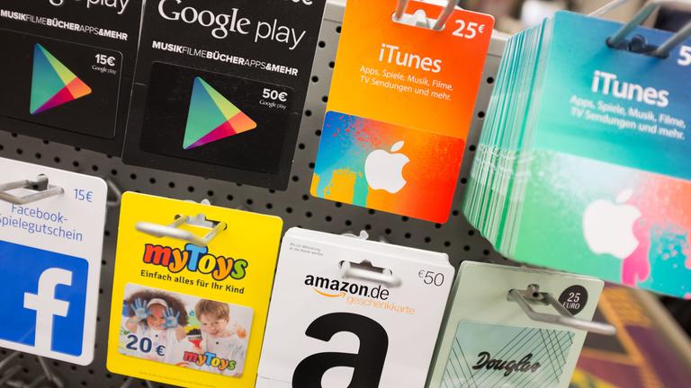 Mehrere Gutscheinkarten verschiedener Anbieter.
